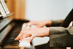 Hände auf einem Piano als Sinnbild für den Kirchenchor